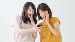 驚く女性