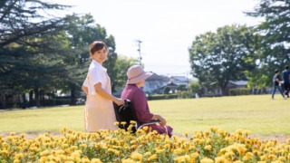 車椅子を押す女性