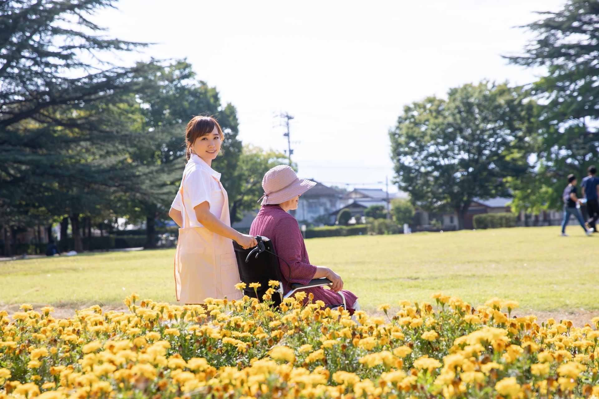 車椅子を押す女性