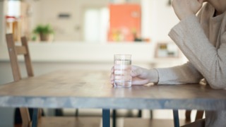 あごに手をつく女性