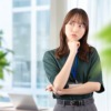 考え事をする女性