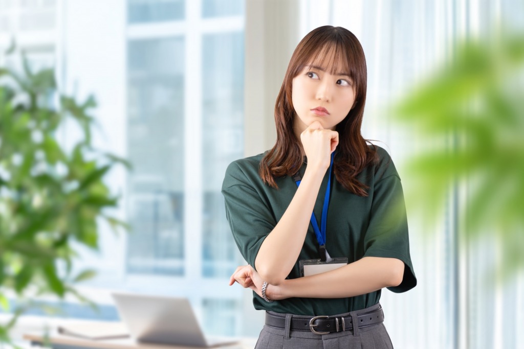 考え事をする女性