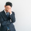 相続で悩む男性