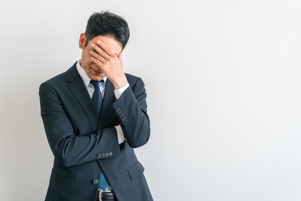 相続で悩む男性