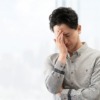 悩む男性