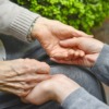 高齢者と手をつなぐ
