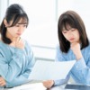遺言書を読んで困っている女性