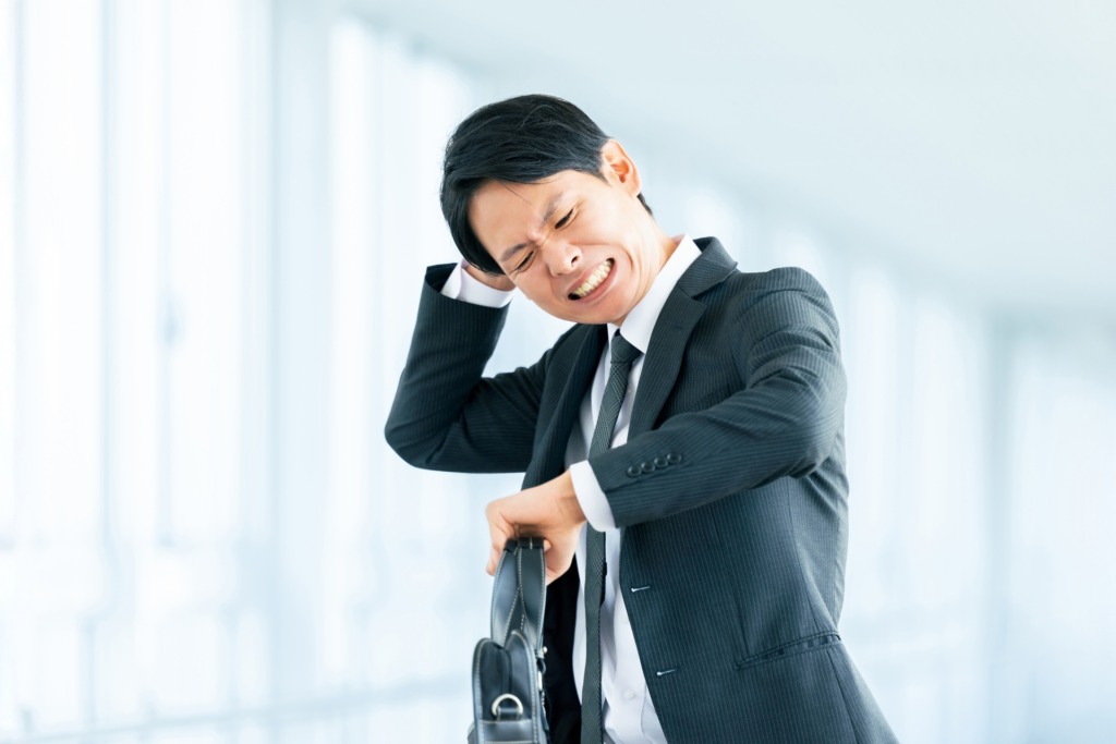 焦る男性