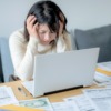 借金で悩む女性