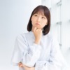 考え込む女性