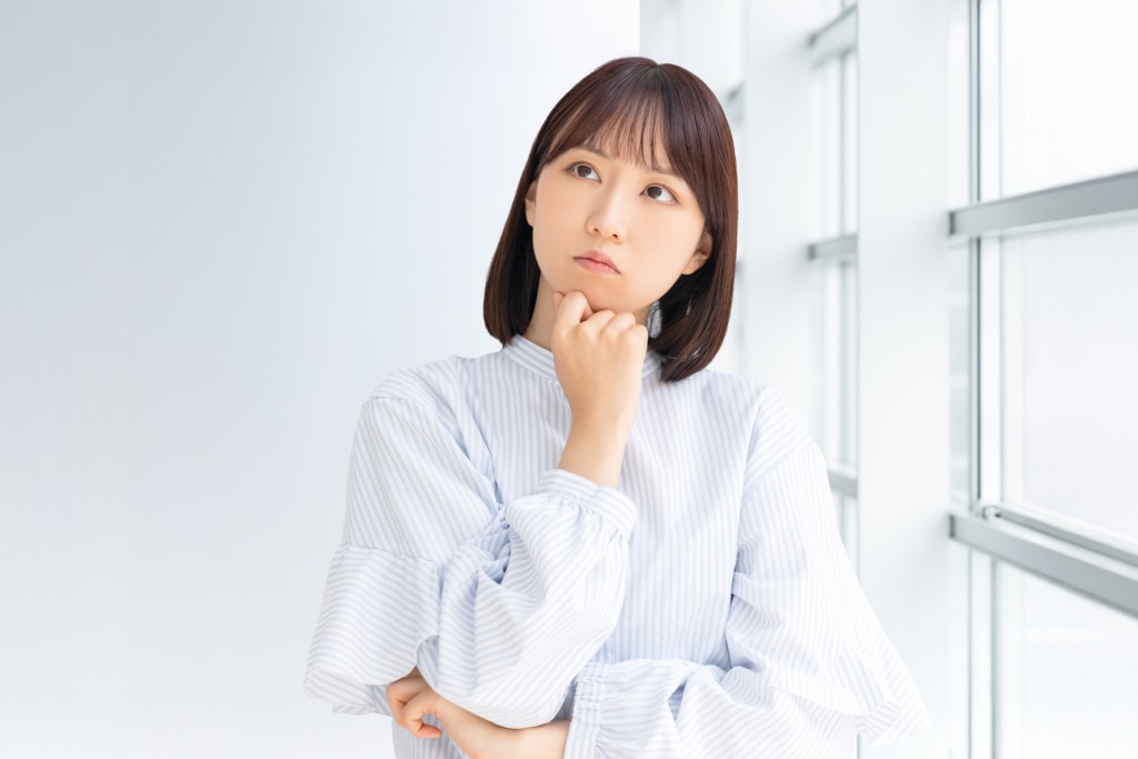 考え込む女性
