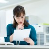 通知を受け取り困る女性