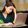 pcの前で困る女性