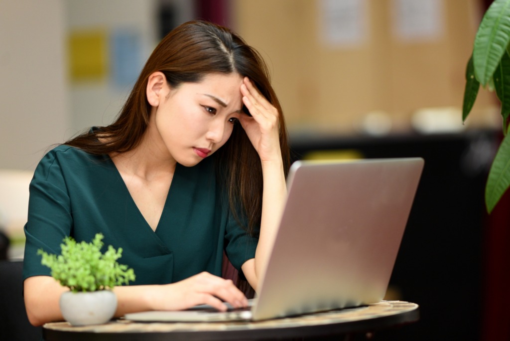 pcの前で困る女性